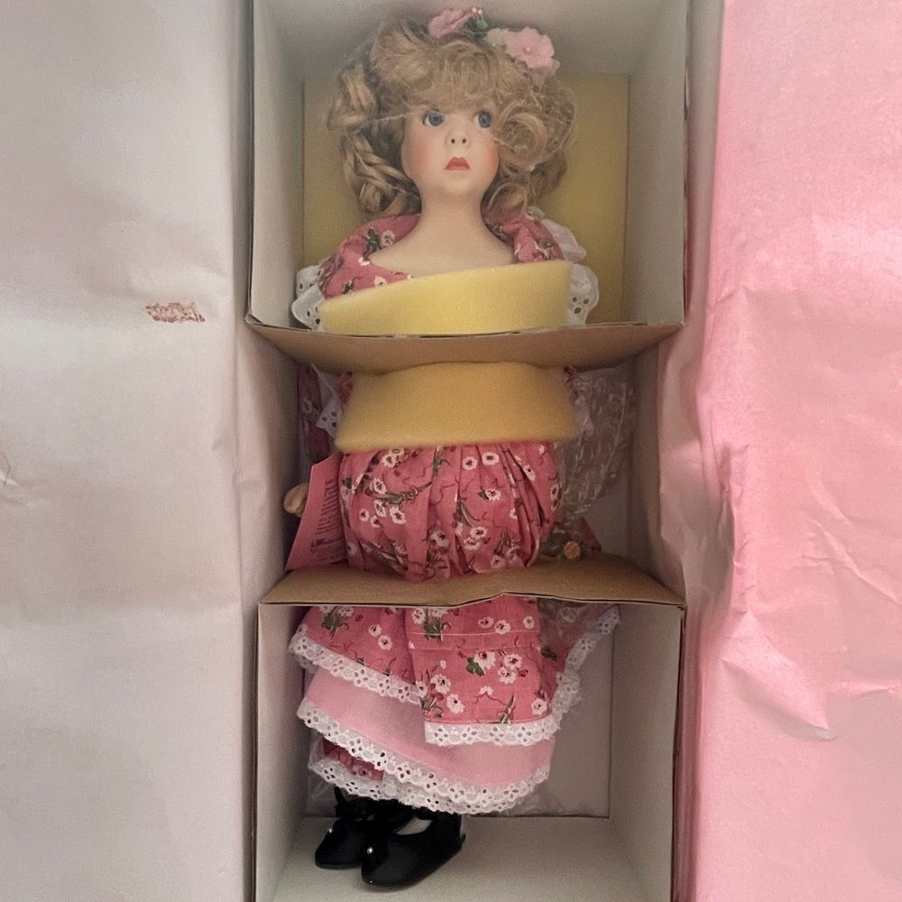 Paradise Galleries Porcelain Doll Treasury Collection Premier Edition Amy